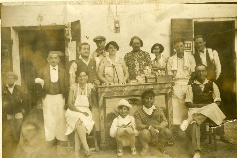 16.Devant le Bar des Arénes 